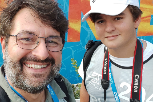 Gian Luca Pallai – Fotografia e giornalismo sul campo Gian Luca Pallai con suo figlio durante un evento sportivo a Roma, entrambi accreditati come fotografi