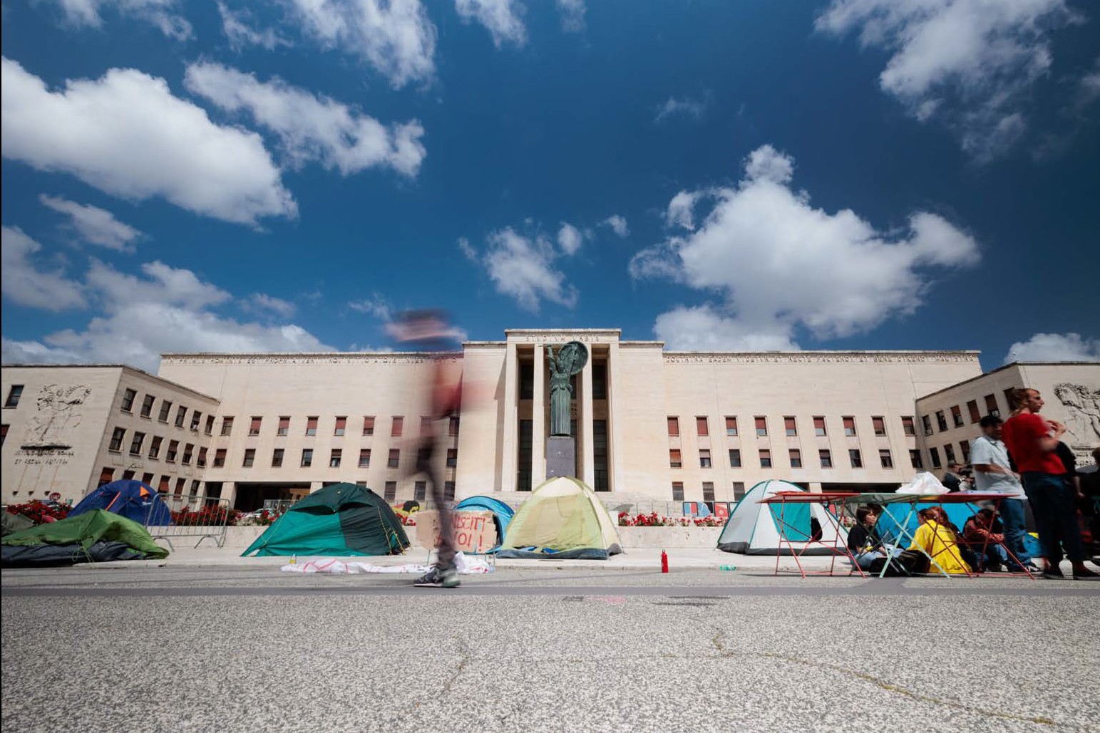 Reportage alla Sapienza di Roma – Gian Luca Pallai Presidio con tende davanti all’Università La Sapienza di Roma, fotografia di reportage di Gian Luca Pallai