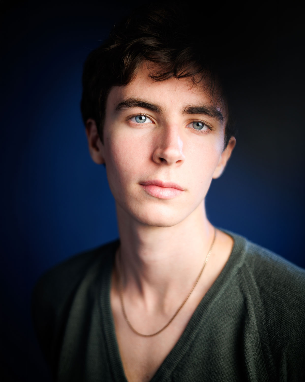 Simone Bemporad – hero headshot per casting – Gian Luca Pallai Hero headshot di Simone Bemporad per book attore e casting a Roma