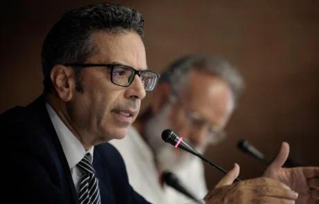 Angelo Angher interviene alla conferenza di presentazione “La Musica della Pace”, con Marco Staccioli sullo sfondo