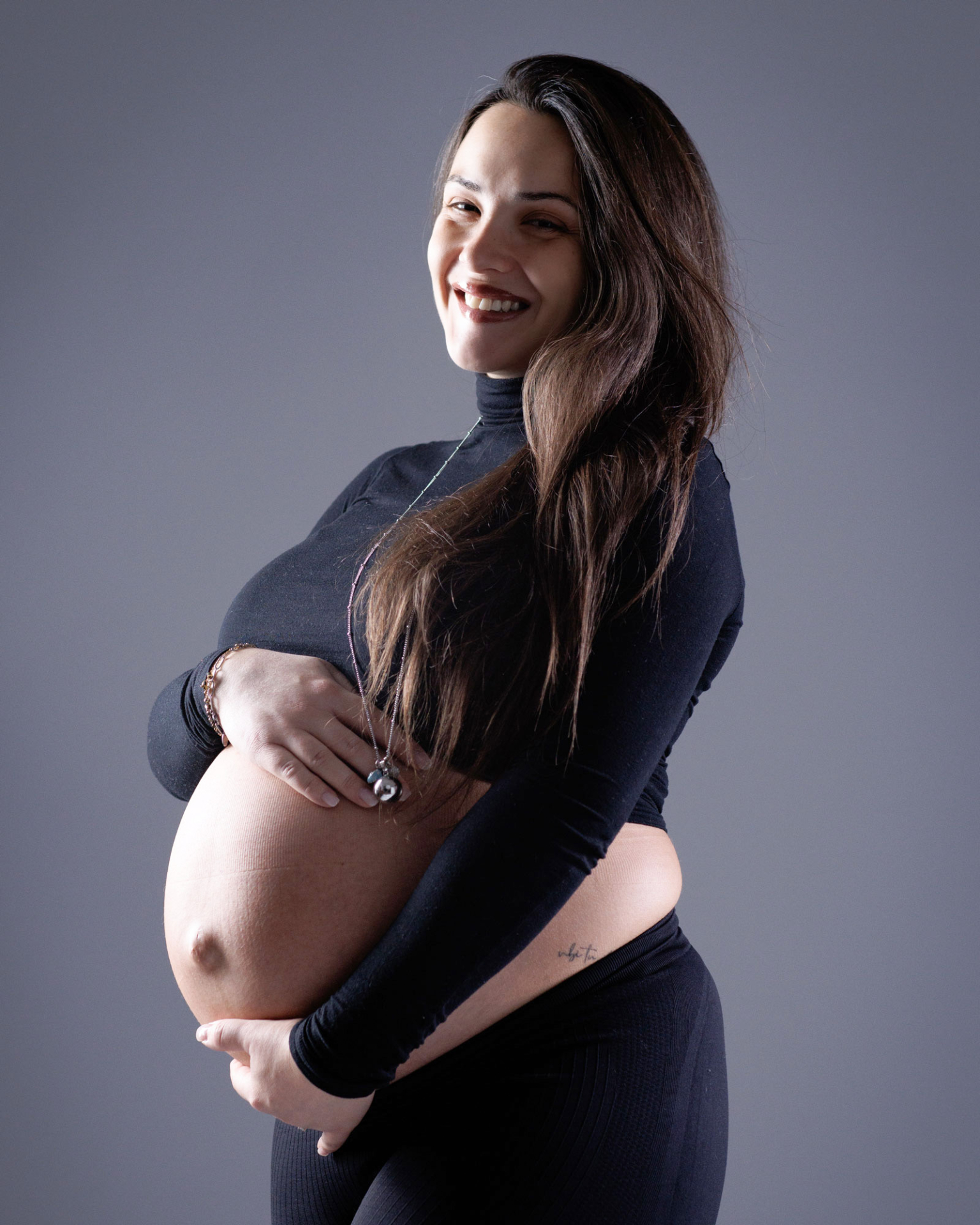 Donna in gravidanza durante un servizio fotografico maternity a Roma