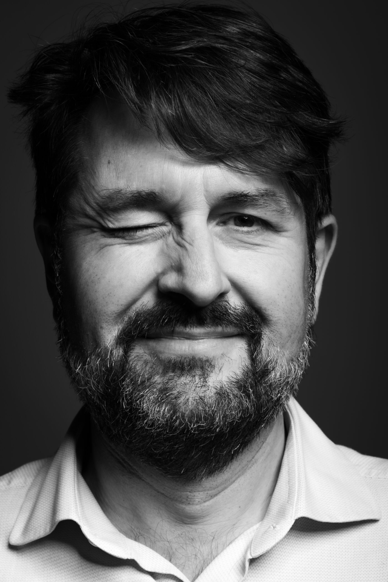 Gian Luca Pallai, fotografo professionista e giornalista a Roma Autoritratto in primo piano di Gian Luca Pallai, fotografo e giornalista a Roma