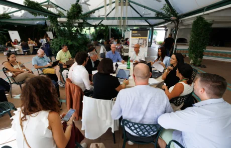 Partecipanti alla REN International Conference 2026 durante un tavolo di lavoro e confronto di gruppo