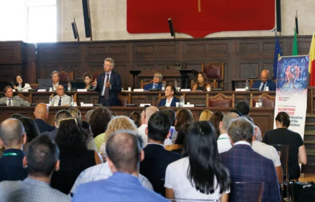 Sessione inaugurale della 6th REN International Conference al Maschio Angioino di Napoli con relatore e pubblico