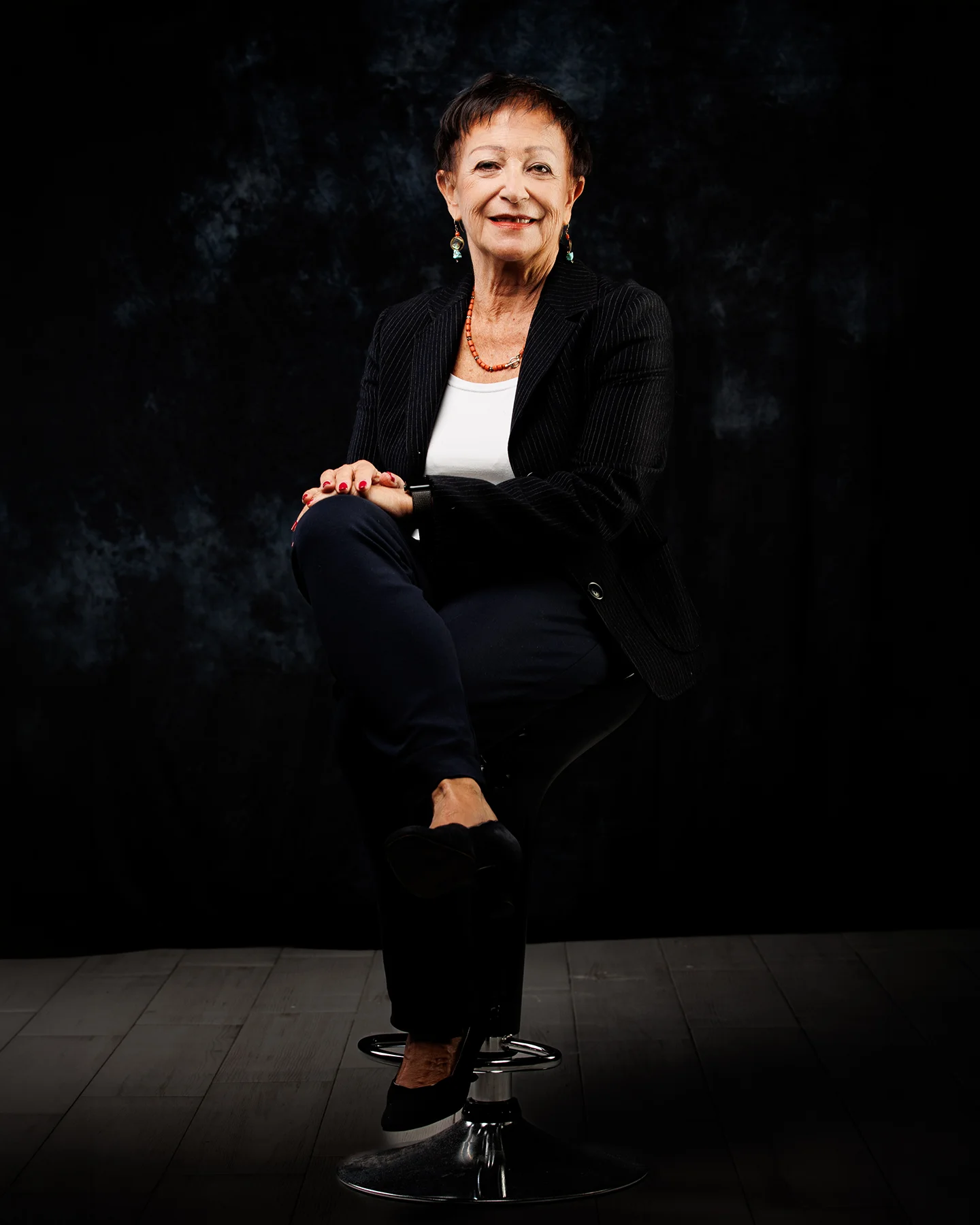 Ritratto professionale femminile in studio a Roma, con giacca scura e sguardo diretto.