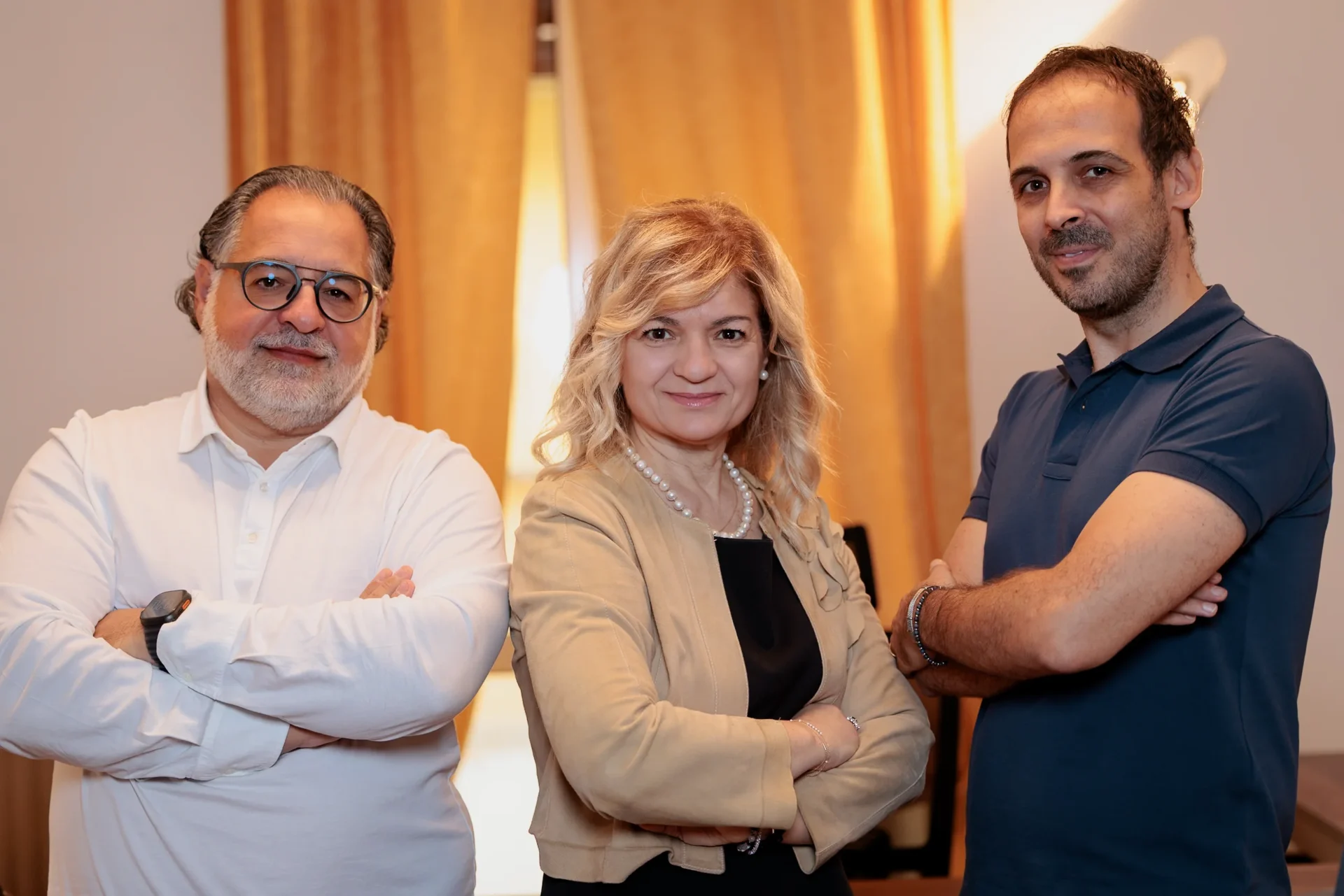 Ritratto di gruppo di tre professionisti in ufficio, con Luca Franza e Claudia Serafini.